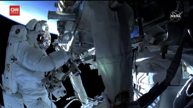 Astronaut Troubled When Installing Solar Panels on ISS