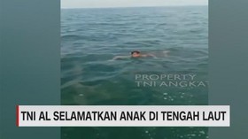 VIDEO: TNI AL Selamatkan Anak di Tengah Laut