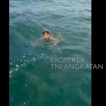 Kisah Sedih Bocah Terapung Liar di Laut selama 3 Jam &  Ditemukan TNI