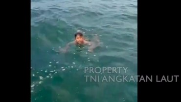 img-title Kisah Sedih Bocah Terapung Liar di Laut selama 3 Jam & Ditemukan TNI