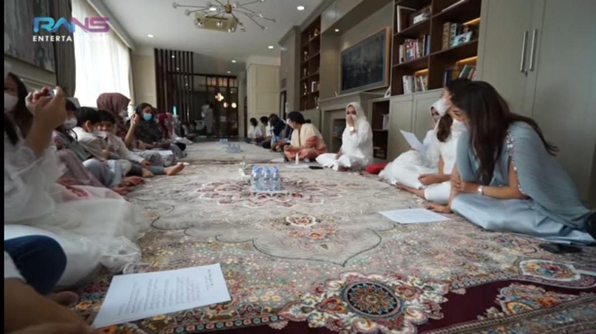 Usia kehamilan Nagita sudah masuk bulan ke empat&period; Raffi Ahmad pun menggelar acara syukuran&period; Yuk kita intip&excl;