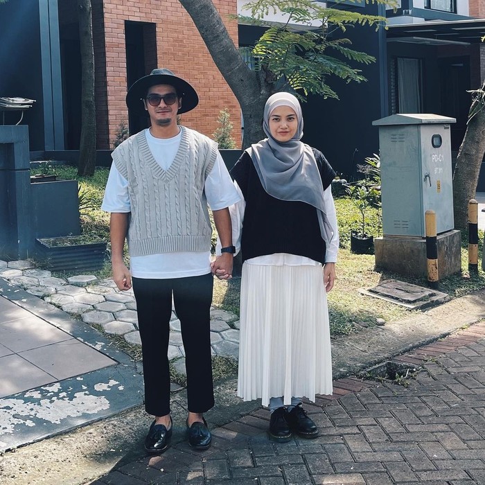 Ada juga potret keduanya yang nampak kekinian dengan menggunakan vest rajut. Suami-istri yang satu ini pilih kombinasi warna grey, white, dan hitam untuk outfit-nya tersebut. (Instagram.com/herfiza)