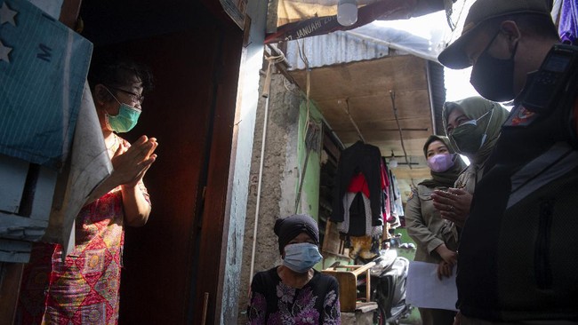 Pemerintah minta masyarakat tak lengah menjalankan aktivitas di tengah penambahan wilayah aglomerasi Level 3 karena perkembangan kasus Covid-19 masih dinamis.