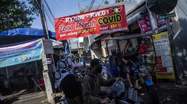 Vaksinasi bisa didapatkan oleh masyarakat yang ber-KTP DKI Jakarta, warga ber-KTP dari luar DKI Jakarta, tetapi berdomisili di DKI Jakarta.