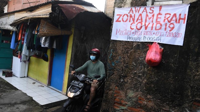Sebanyak 5 wilayah DKI Jakarta masuk zona merah Covid-19, sementara satu wilayah lainnya zona oranye. Kasus Covid-19 DKI melonjak dalam beberapa hari terakhir.