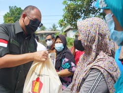 Andre Rosiade Bagikan Ribuan Sembako & Bantuan untuk Fasum di Padang