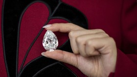 FOTO: Berlian Langka 100 Karat Dilelang dengan Bitcoin