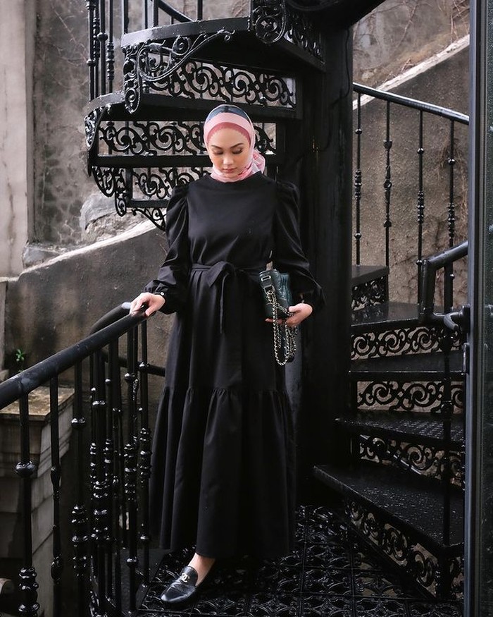 Black is never failed! Pilihan paling nyaman dan simple, ya, jawabnya long black dress. Gunakan hijab untuk tampilan jadi tambah chic simple dengan warna lain, buat memberi kesan manis seperti OOTD ini. (foto:instagram.com/indahnadapuspita)