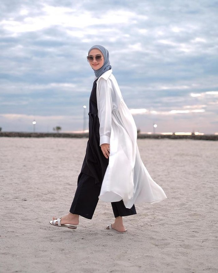 Buat kamu yang suka casual look dan santai, bisa padankan jumpsuit dengan long outerwear. Bisa juga gunakan kemeja panjangmu untuk dijadikan outer, seperti OOTD Indah Nada Puspita berikut. (foto:instagram.com/indahnadapuspita)