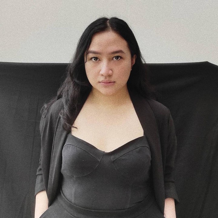 <p>Chika kini sudah beranjak dewasa, parasnya mirip dengan sang ayah ya, Bun? Tapi soal karier, Chika tak ikuti jejak sang ayah. Dari laman linkedin-nya, Chika bekerja di perusahaan startup. (Foto: Instagram @chikabagaskara)</p>