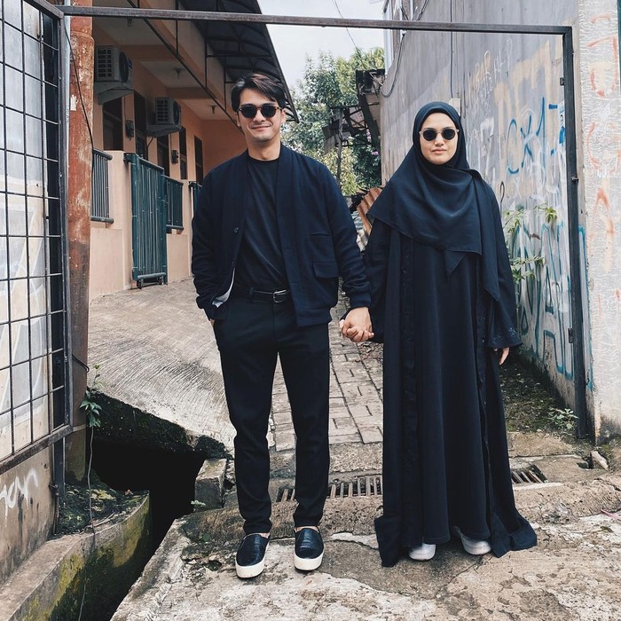 Dengan outfit serba hitam, Herfiza dan Sang suami Ricky Harun terlihat begitu menawan. Jika Herfiza menggunakan gamis dan hijab berwarna hitam, Ricky menggunakan t-shirt dipadu dengan outer dan jeans berwarna senada. (Instagram.com/herfiza)