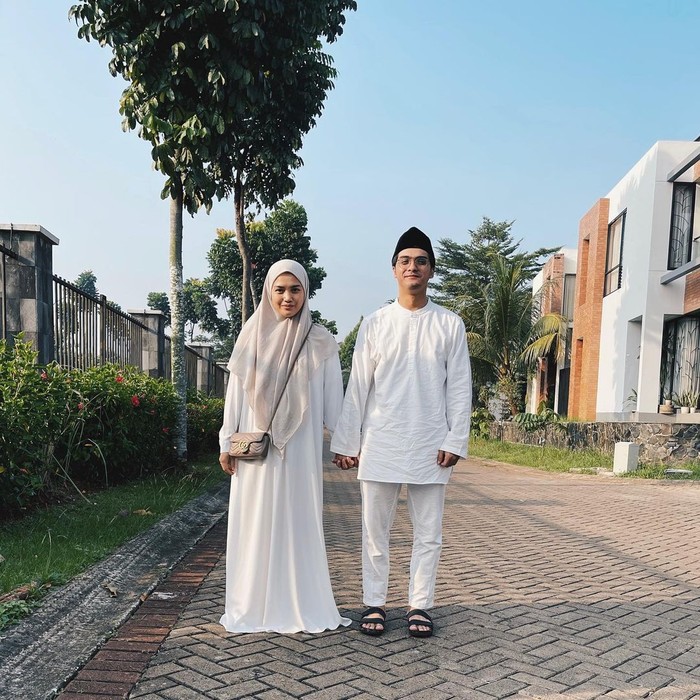 Di Hari Raya Idul Fitri beberapa waktu lalu, keduanya kompak mengenakan busana berwarna putih yang identik dengan nuansa lebaran. Herfiza cantik dengan gamisnya dan Ricky dengan setelan baju koko berwarna putih senanda. (Instagram.com/herfiza)