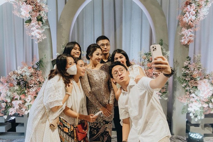 Di penghujung acara terdapat sesi foto bersama para tamu undangan. Tak hanya berfoto dengan gaya formal, mereka juga melakukan selfie dengan gaya bebas, lho! Bahagia selalu Winona dan Galih. (foto: instagram.com/nonawilly16)