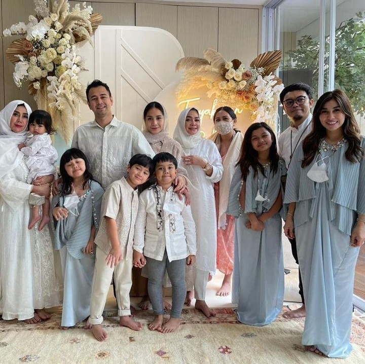<p>Acara ini dihadiri oleh keluarga besar Nagita dan Raffi Ahmad, Bunda. Termasuk adik-adiknya, Caca Tengker dan Shahnaz Sadiqah. Suasana terasa hangat bersama orang-orang terkasih menyambut anak kedua. (Foto: Instagram: @raffinagita1717)</p>
