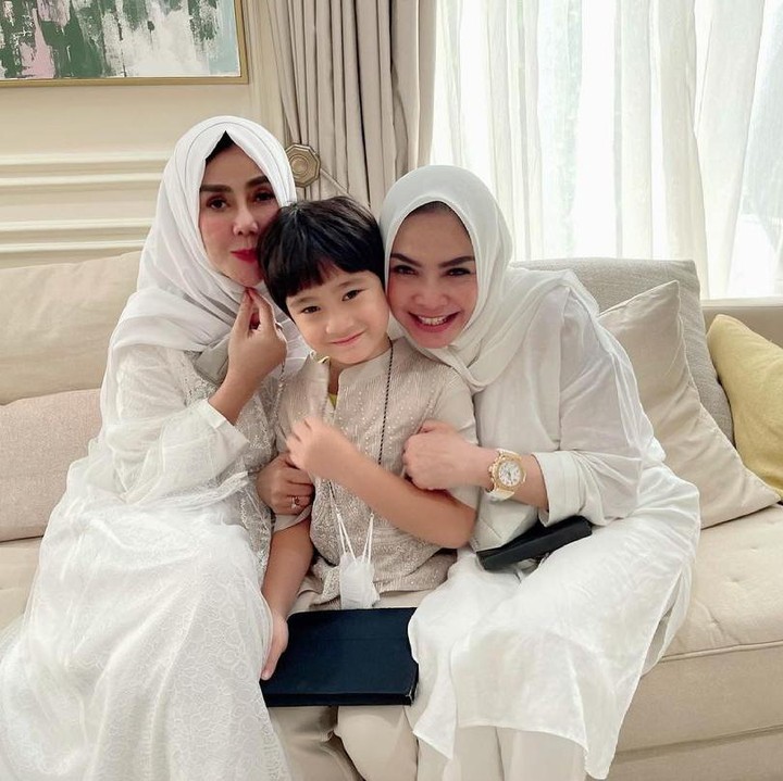 7 Potret Acara 4 Bulan Kehamilan Nagita Slavina Pose Rafathar Bikin