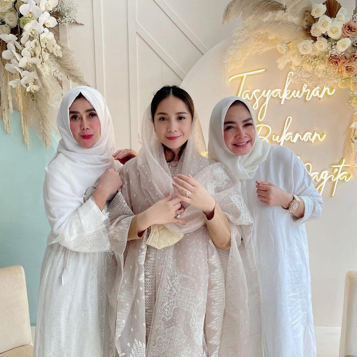 <p>Kehamilan artis cantik Nagita Slavina memasuki usia empat bulan, Bunda. Wanita yang akrab disapa Gigi ini pun mengadakan tasyakuran yang dihadiri orang-orang terdekatnya, Bunda. (Foto: Instagram: @rieta_amilia)</p>