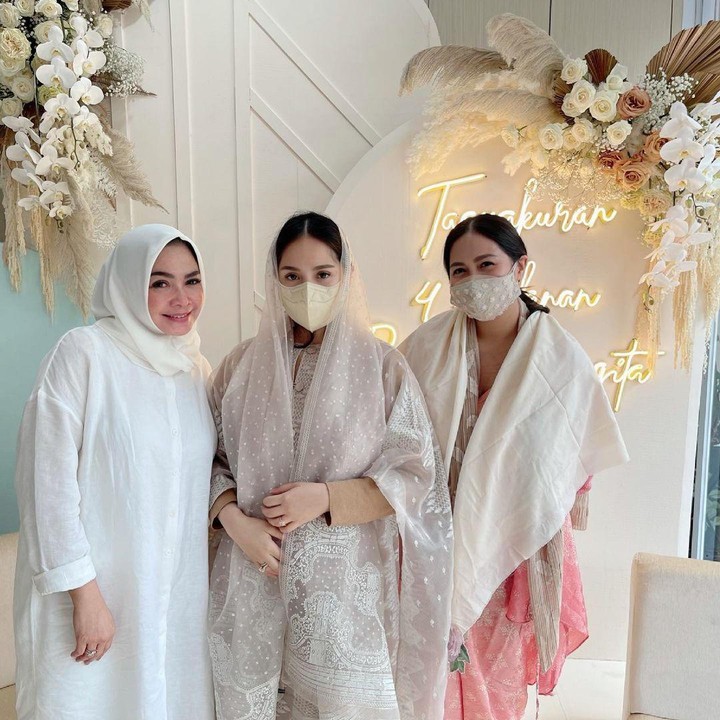 7 Potret Acara 4 Bulan Kehamilan Nagita Slavina Pose Rafathar Bikin