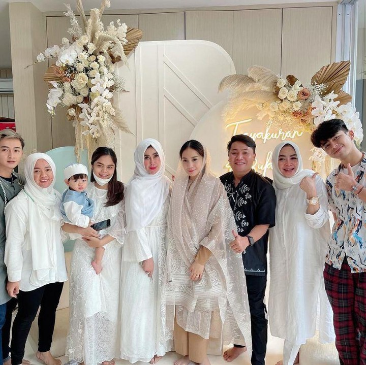 <p>Tak hanya itu, Bunda. Nagita juga menyempatkan diri berpose dengan para asisten dan rekan-rekannya, lho. Ramah banget ya, Bunda. (Foto: Instagram: @rieta_amilia)</p>