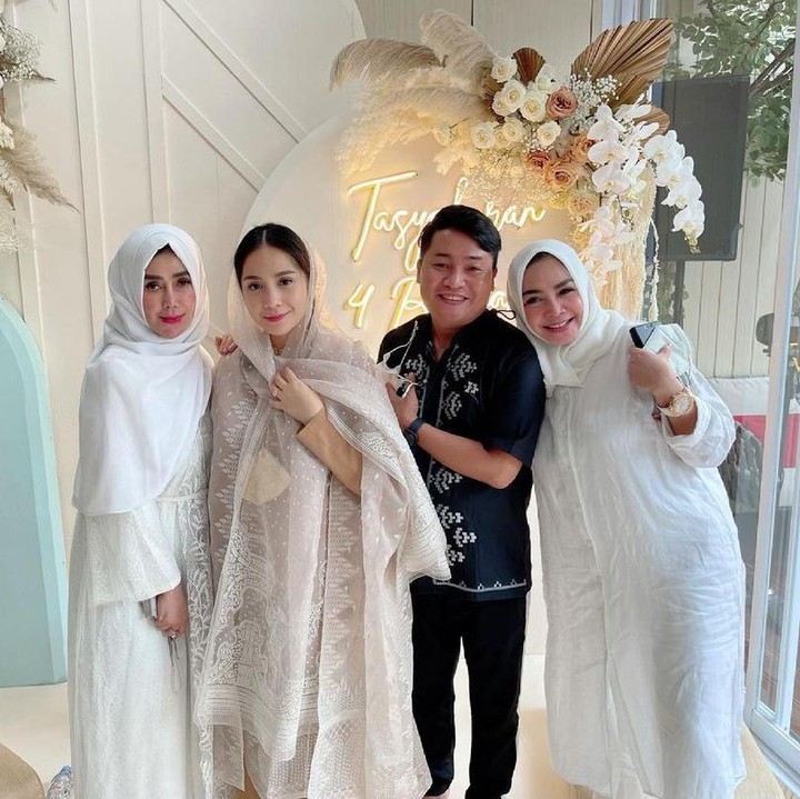 7 Potret Acara 4 Bulan Kehamilan Nagita Slavina Pose Rafathar Bikin