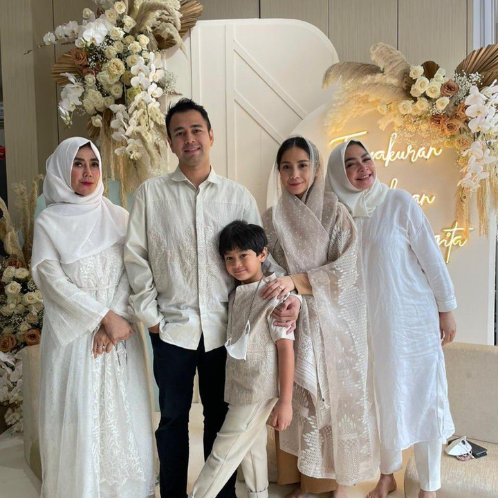 <p>Nagita dan sang anak, Rafathar, tampak menawan dengan pakaian bernuansa putih dan cokelat. Sementara itu, suami, Bunda, dan sang ibu mertua, kompak mengenakan pakaian putih. (Foto: Instagram: @raffinagita1717)</p>