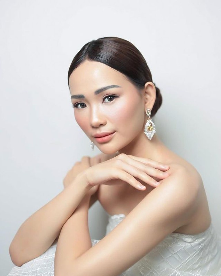 Evelina Witanama Pemenang Casting Ikatan Cinta Evelina Witanama menjadi perbincangan publik karena menang casting 'Ikatan Cinta' mengalahkan ribuan peserta. Yuk intip pesonanya!