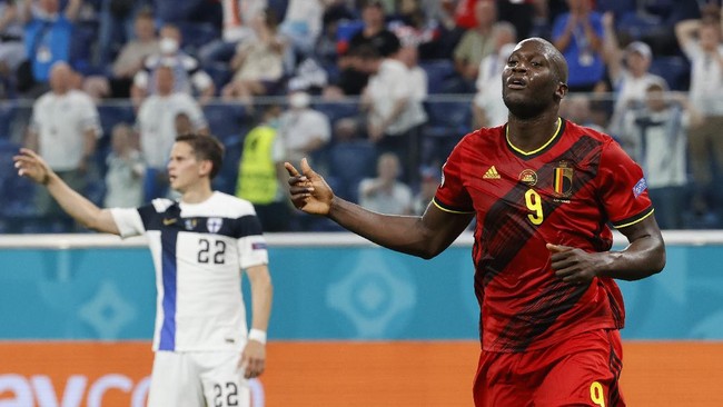 Pemain belakang, gelandang, dan penyerang Italia bersiap melawan Lukaku dalam pertandingan perempat final Euro 2020 (Euro 2021).