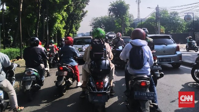 Sejumlah ruas jalan di DKI Jakarta terpantau dipadati kendaraan bermotor pada hari pertama penerapan PPKM mikro dengan sejumlah penguatan, Selasa (22/6).
