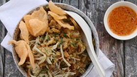 Lakon Gufron, Tukang Bubur yang Berbagi untuk Pasien Isoman