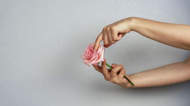 Masturbasi identik dengan laki-laki. Topik ini seolah tak berkaitan dengan perempuan, padahal sebenarnya masturbasi juga lazim dilakukan oleh kaum hawa.
