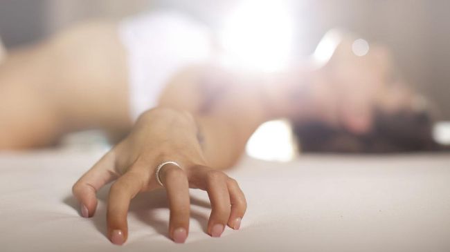 Masturbasi adalah upaya mencapai kepuasan seksual yang tidak hanya bisa dilakukan pria, tetapi juga wanita. Lantas apa saja manfaat masturbasi pada wanita?