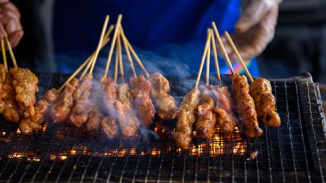 Tips Aman Memasak Sisa Daging Kurban di Tengah Wabah PMK Di tengah wabah PMK, memasak sate dari daging kurban harus dilakukan hati-hati. Berikut tips aman membuat sate daging di tengah wabah PMK.
