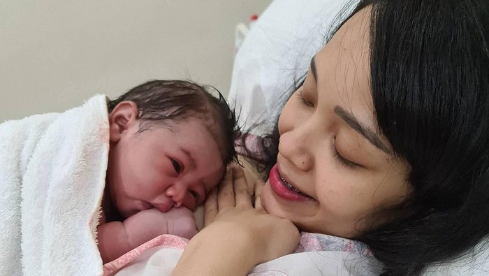 Istri Babe Cabita Melahirkan