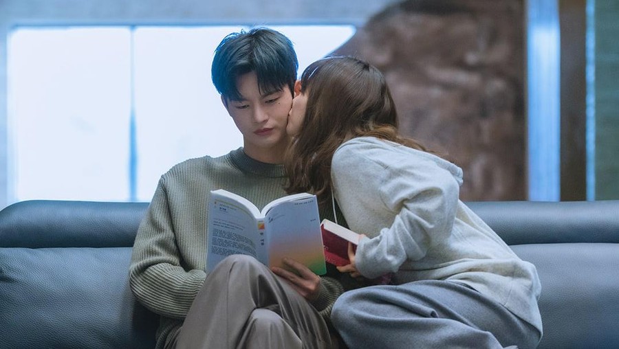 Kemesraan Park Bo Young dan Seo In Guk di Doom at Your Service