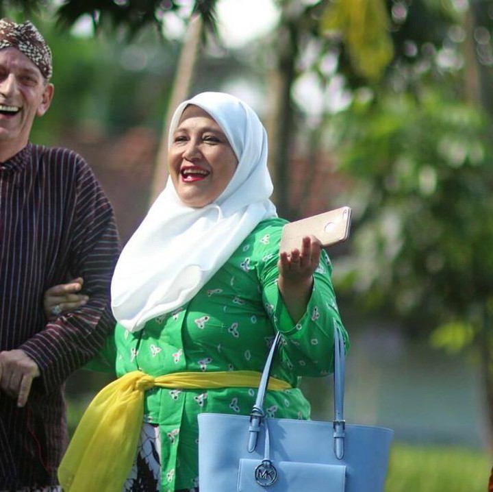 <p>Khalid selalu mendampingi Fenny Bauty kemanapun ia pergi. Mereka selalu terlihat bersama dan tidak bisa dipisahkan, Bunda. (Foto: Instagram: @khalid_schoemaker)</p>