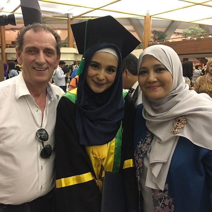<p>Khalid Schoemaker juga pernah menghadiri acara wisuda Shireen Sungkar bersama istri tercinta. Mereka kompak berpose di hari bahagia sang putri. (Foto: Instagram: @khalid_schoemaker)</p>