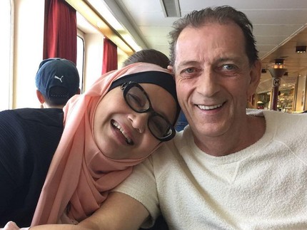 7 Potret Romantis Ibunda Zaskia Sungkar & Suami Bule Mualaf