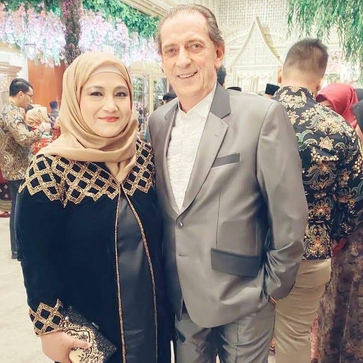 <p>Khalid Schoemaker menjadi ayah sambung bagi Shireen dan Zaskia Sungkar. (Foto: Instagram: @khalid_schoemaker)</p>