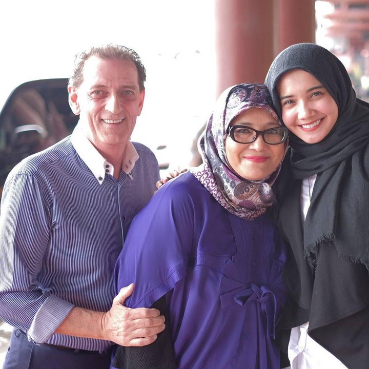 <p>Keharmonisan Khalid di keluarga Fenny juga terlihat dari keakraban bersama putri-putri sambungnya. Intip saja potret manis mereka dengan Zaskia Sungkar. (Foto: Instagram: @khalid_schoemaker)</p>