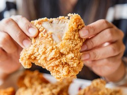 Lagi Asyik Makan Pakai Tangan, Pengantin Ini Malu Saat Disorot Kamera