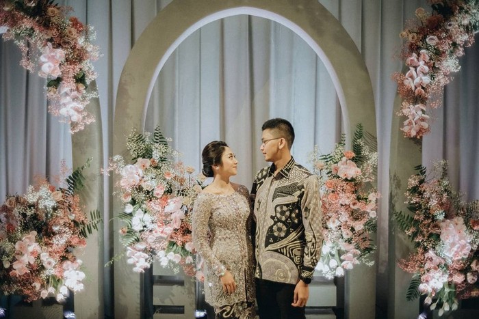Lamaran digelar di kediaman keluarga Winona yang letaknya di Komplek TNI AU Waringin Permai, Jakarta Timur. Venue acara lamaran didekor dengan bunga-bunga bernuansa pastel. (foto: instagram.com/sistadecoration)