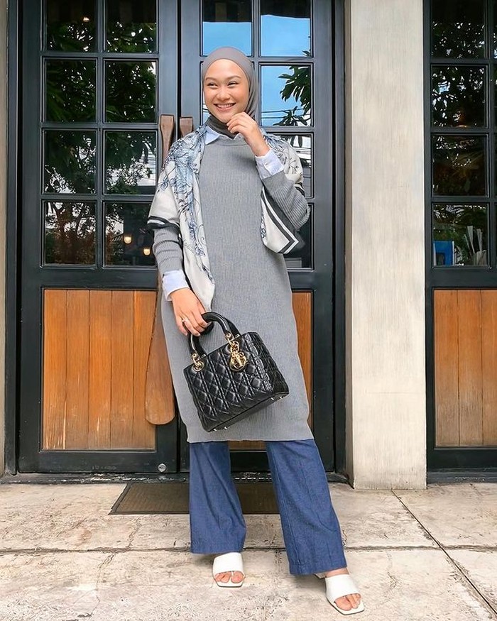 Long tunik yang dipadukan dengan jeans memang paling kece untuk acara santai. Kamu bisa gunakan sneakers, heels atau sandal juga oke. Dijamin gaya seperti ini buat kamu nyaman seharian. (foto:instagram.com/indahnadapuspita)