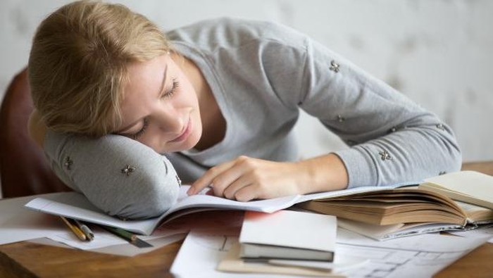 Jangan salah! Enggak semua orang yang suka menunda itu malas. Ada pula orang yang sebetulnya rajin, tapi ia menunda pekerjaannya karena enggak bisa menyelesaikannya dengan sempurna.