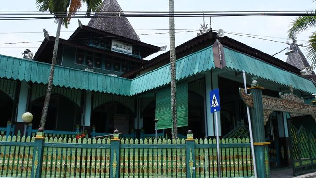 Sekelompok pemuda dengan menggunakan senjata tajam anak panah dan busur menyerang remaja di Masjid Al Markaz Maros, Sulawesi Selatan.