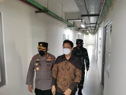 Panglima TNI-Kapolri-Menkes Cek Tempat Isolasi COVID Rusun Nagrak Jakut