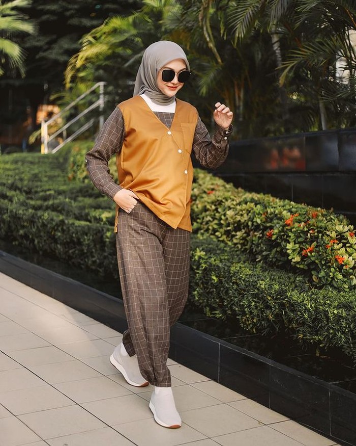 Nah, gaya seperti ini bisa jadi tampilan kamu yang mau olahraga atau jalan santai, maupun sekadar look sporty untuk hari ini. Padukan one set ini dengan sneakers kesayanganmu. (foto:instagram.com/indahnadapuspita)