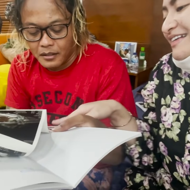<p>Sesampainya di rumah, Nathalie langsung memperlihatkan hasil foto USG kepada suami. Benar saja Bunda, bayi yang dikandung oleh Nathalie berjenis kelamin laki-laki. (Foto: YouTube SUNAH OFFICIAL)</p>