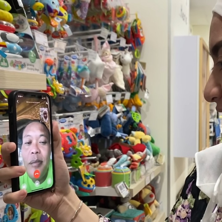 <p>Sule yang pada saat itu tidak dapat menemani sang istri langsung melakukan panggilan video. Ia bahkan menebak jenis kelamin si bayi. Dengan percaya diri, Sule mengatakan jenis kelamin bayinya adalah laki-laki. (Foto: YouTube SUNAH OFFICIAL)</p>