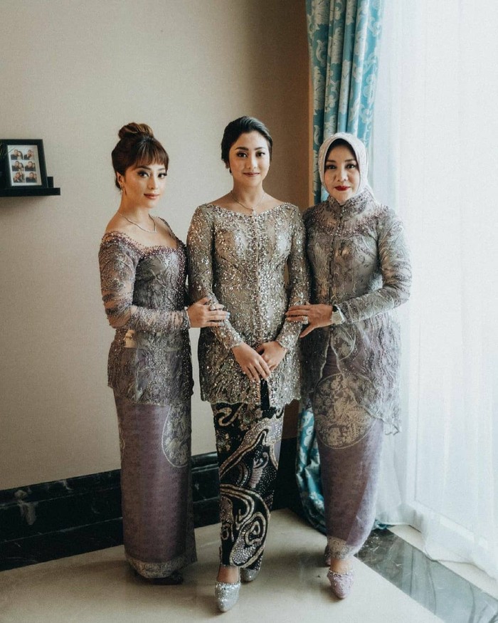 Nikita Willy tampak mendampingi sang adik di momen spesialnya itu.