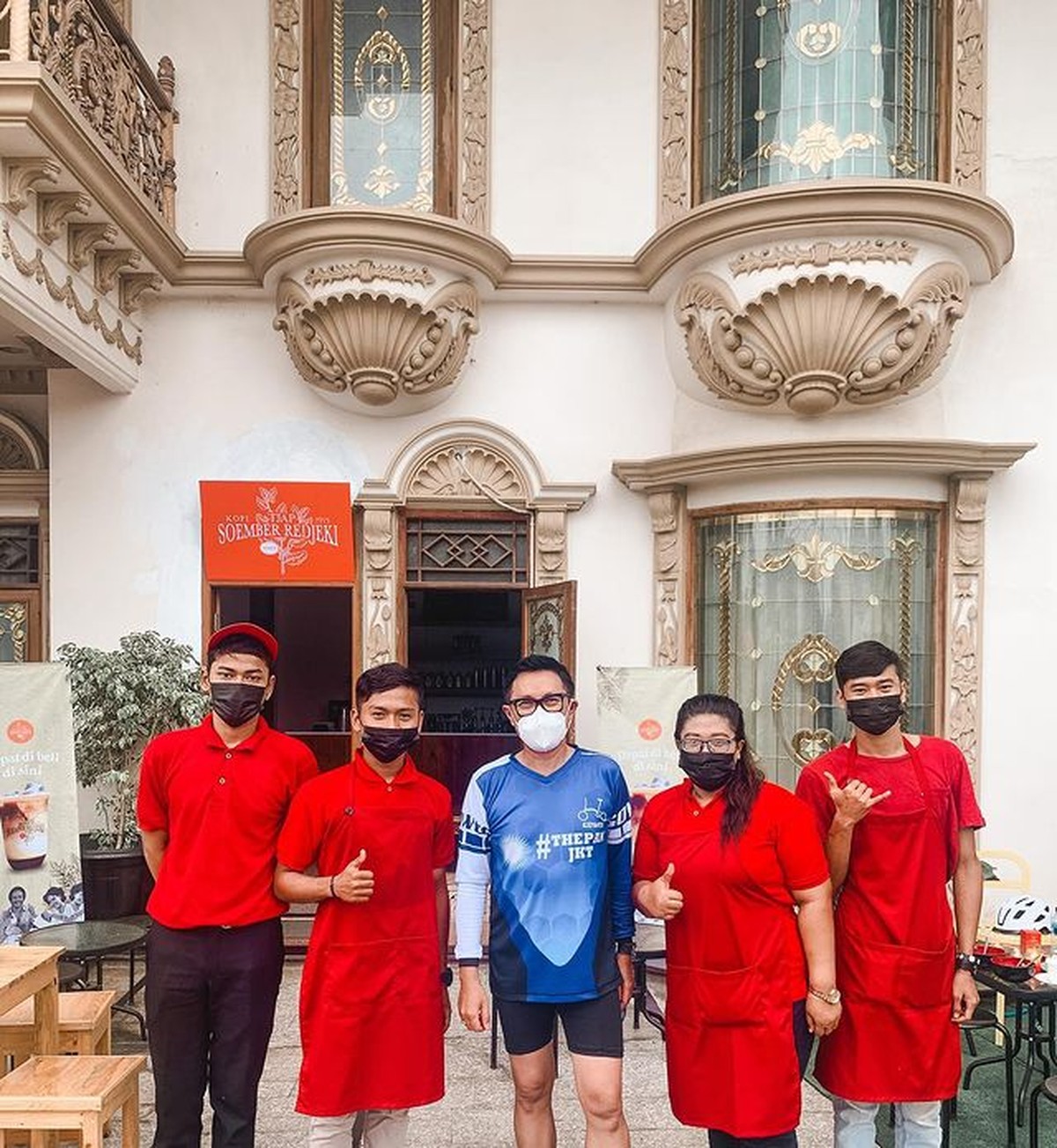 Muzdalifah menyulap rumah mewahnya menjadi sebuah kafe&period; Yuk kita intip bagaimana penampakannya&excl;