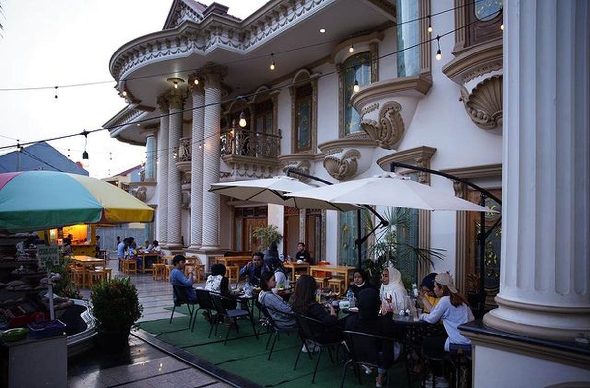 Muzdalifah menyulap rumah mewahnya menjadi sebuah kafe&period; Yuk kita intip bagaimana penampakannya&excl;